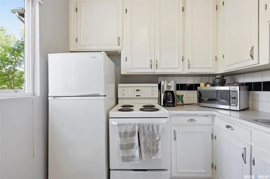 921 H Avenue N Saskatoon SK S7L 2C4