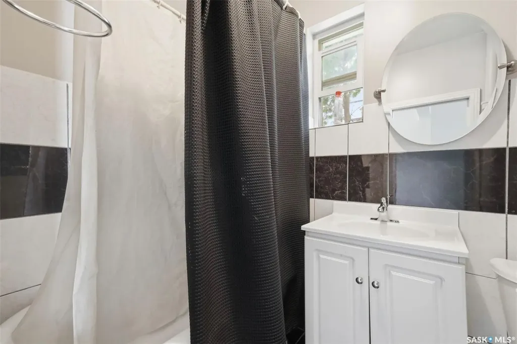 921 H Avenue N Saskatoon SK S7L 2C4