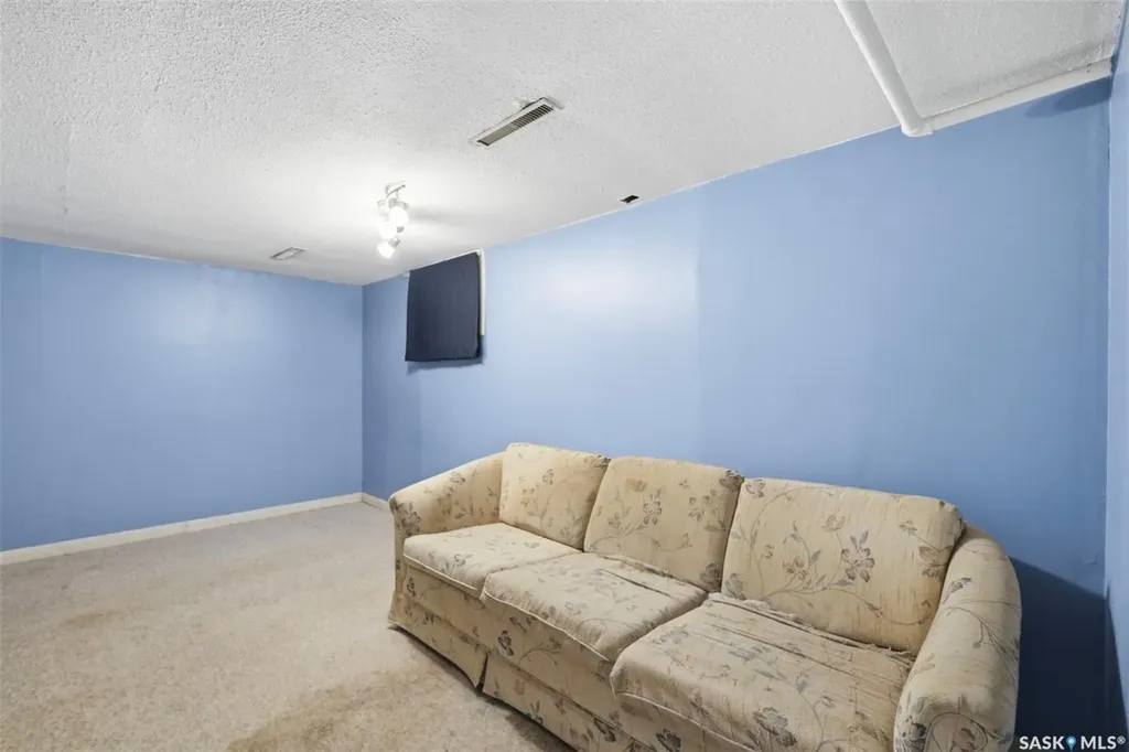 921 H Avenue N Saskatoon SK S7L 2C4