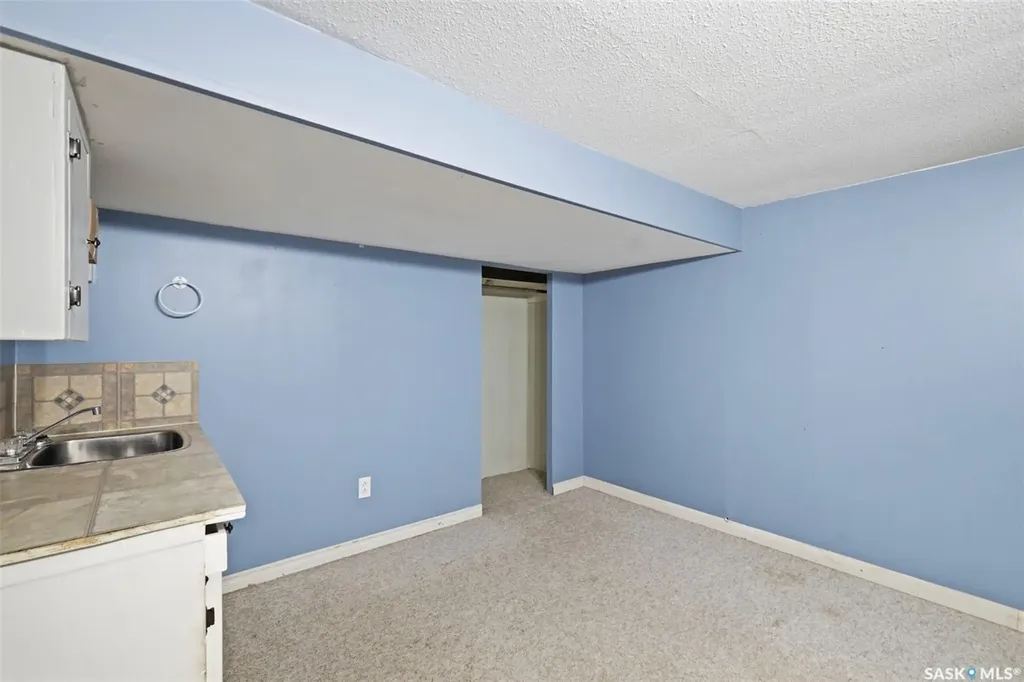 921 H Avenue N Saskatoon SK S7L 2C4