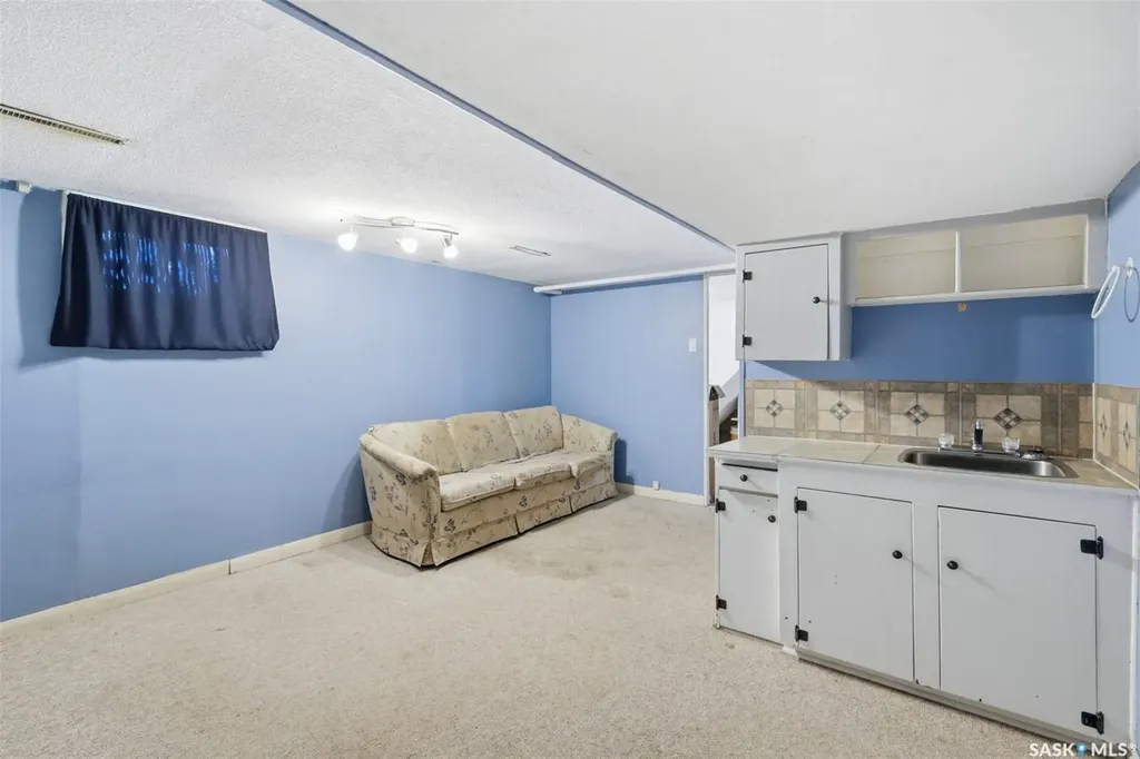 921 H Avenue N Saskatoon SK S7L 2C4