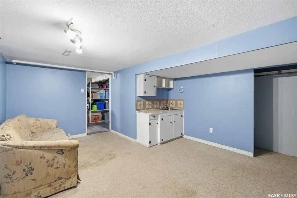 921 H Avenue N Saskatoon SK S7L 2C4