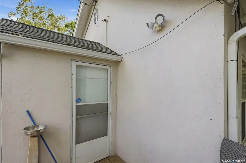921 H Avenue N Saskatoon SK S7L 2C4