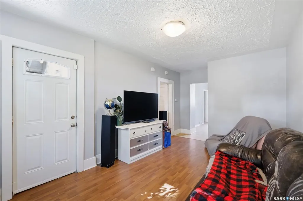 921 H Avenue N Saskatoon SK S7L 2C4