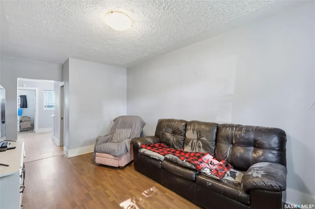 921 H Avenue N Saskatoon SK S7L 2C4