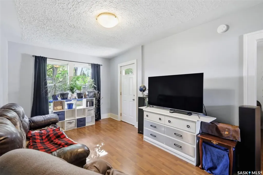 921 H Avenue N Saskatoon SK S7L 2C4
