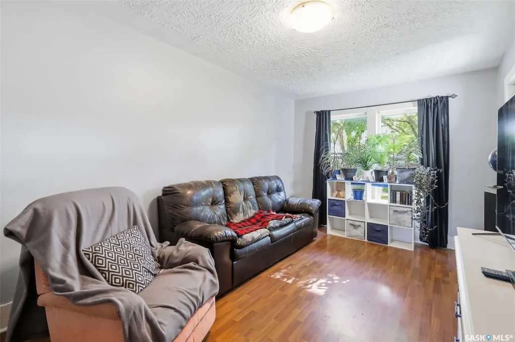 921 H Avenue N Saskatoon SK S7L 2C4