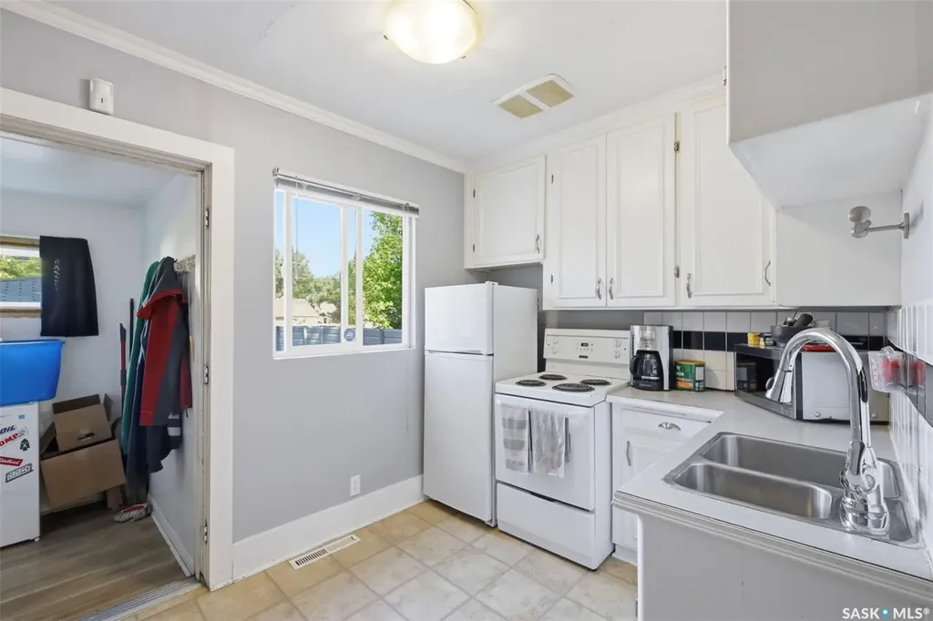 921 H Avenue N Saskatoon SK S7L 2C4