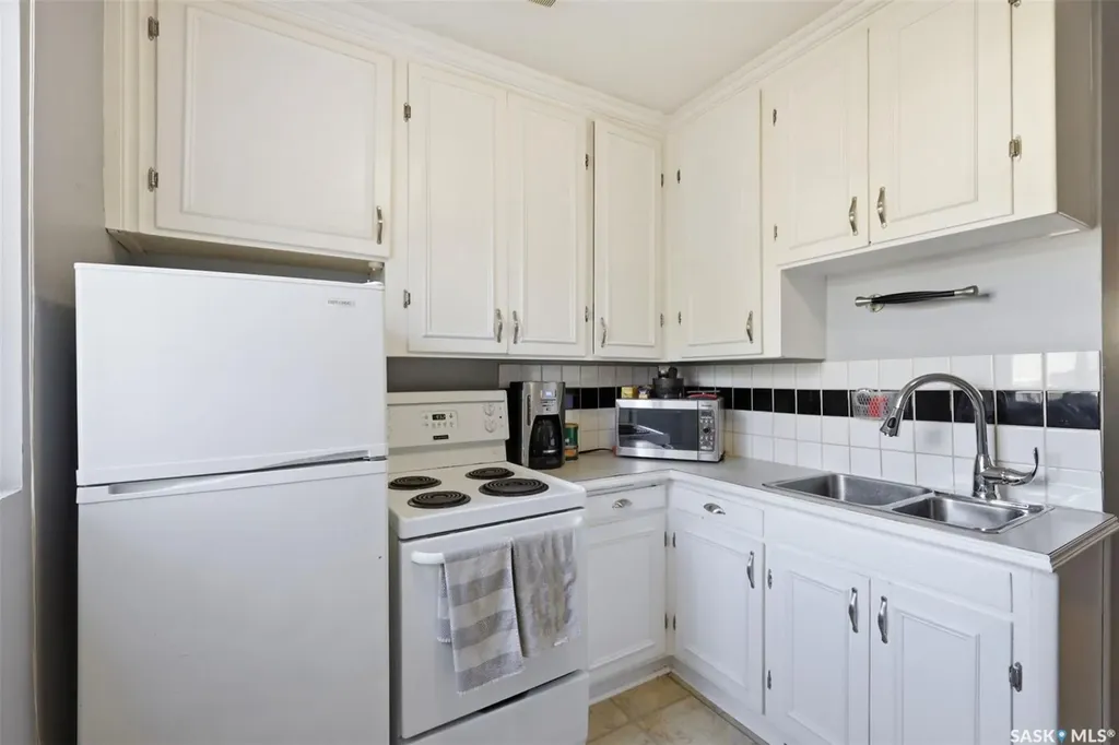 921 H Avenue N Saskatoon SK S7L 2C4