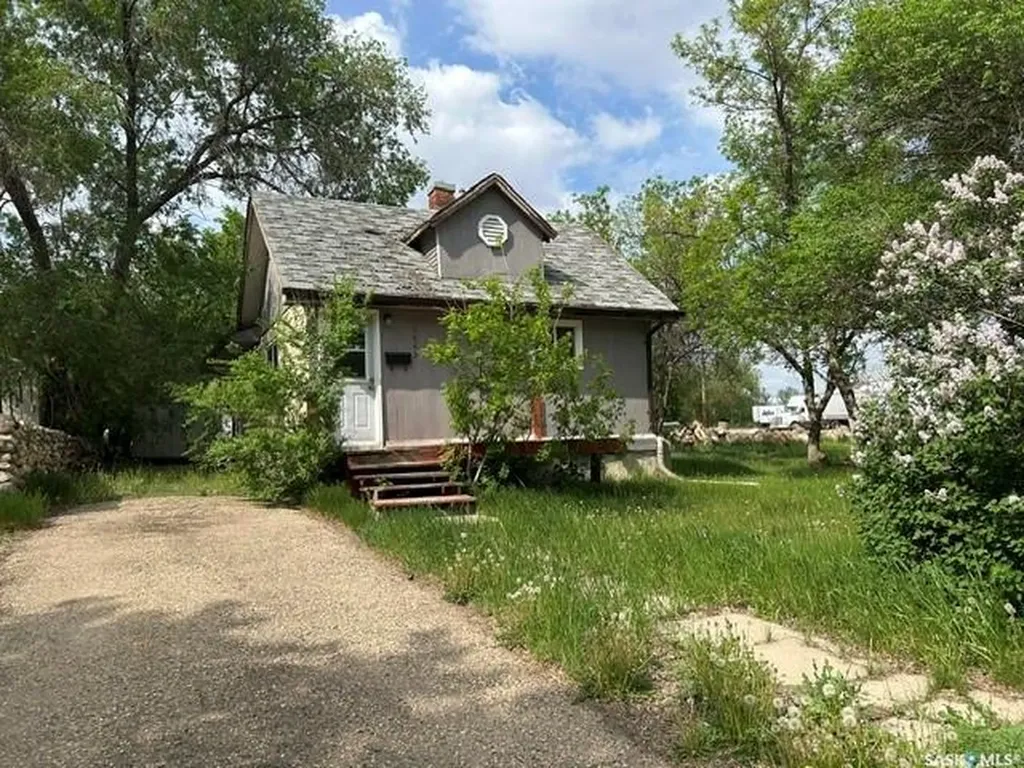 1042 Fairford Street E Moose Jaw SK S6H 0G6
