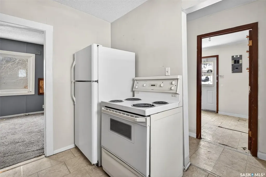 1042 Fairford Street E Moose Jaw SK S6H 0G6