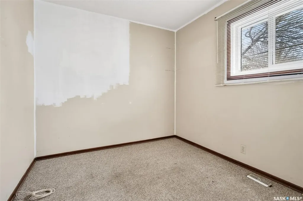 1042 Fairford Street E Moose Jaw SK S6H 0G6
