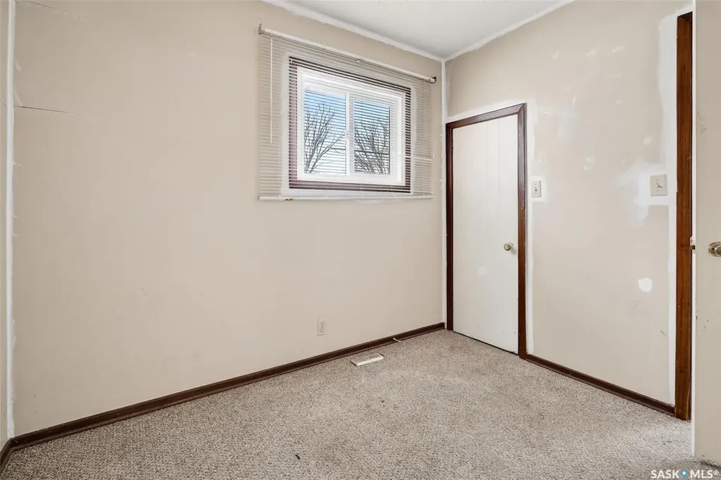 1042 Fairford Street E Moose Jaw SK S6H 0G6