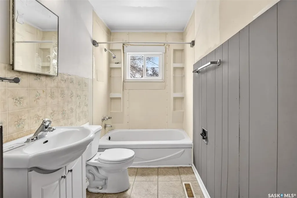 1042 Fairford Street E Moose Jaw SK S6H 0G6