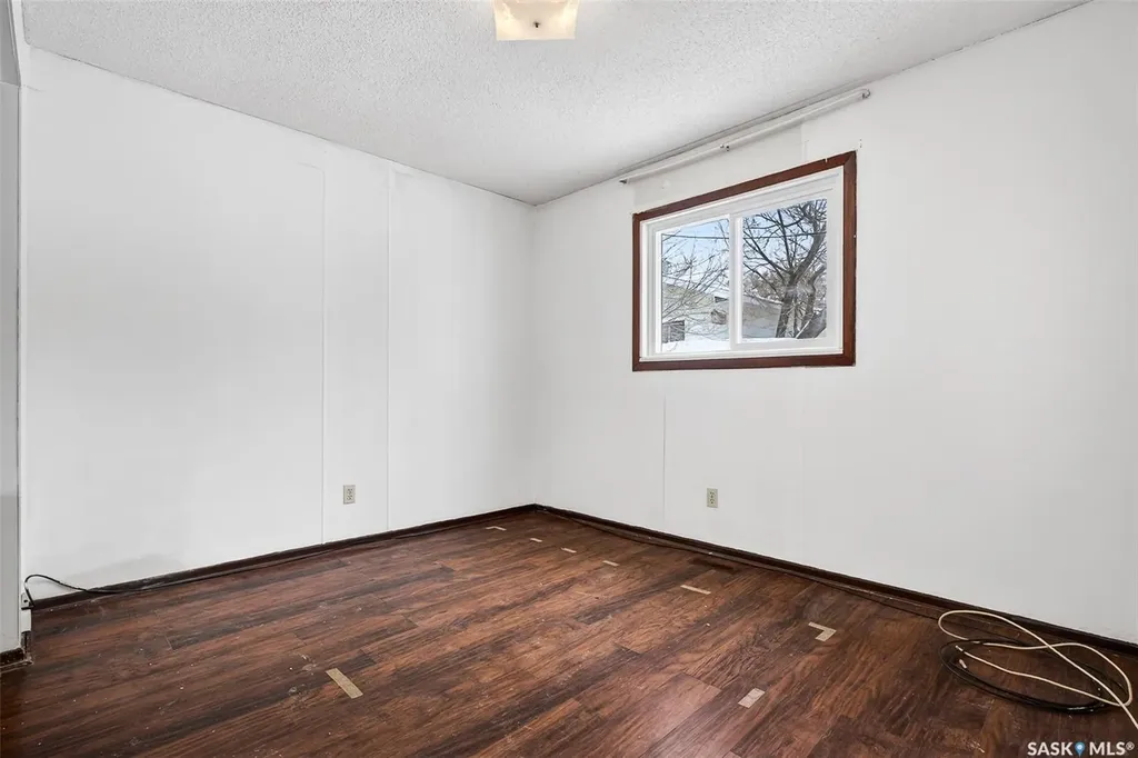 1042 Fairford Street E Moose Jaw SK S6H 0G6