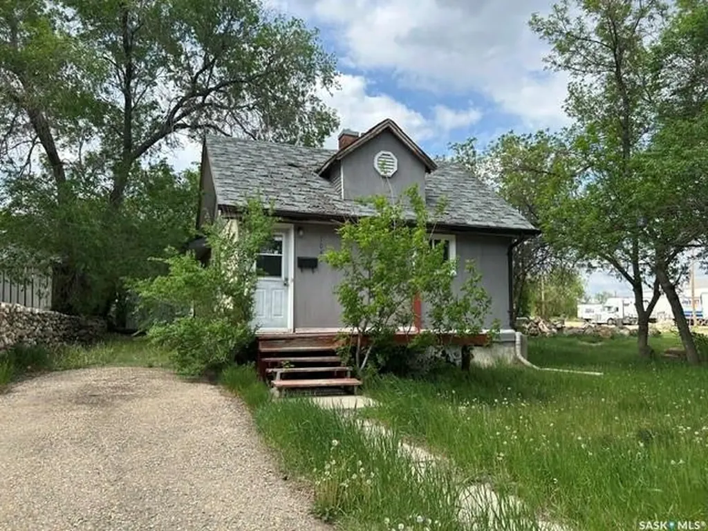 1042 Fairford Street E Moose Jaw SK S6H 0G6