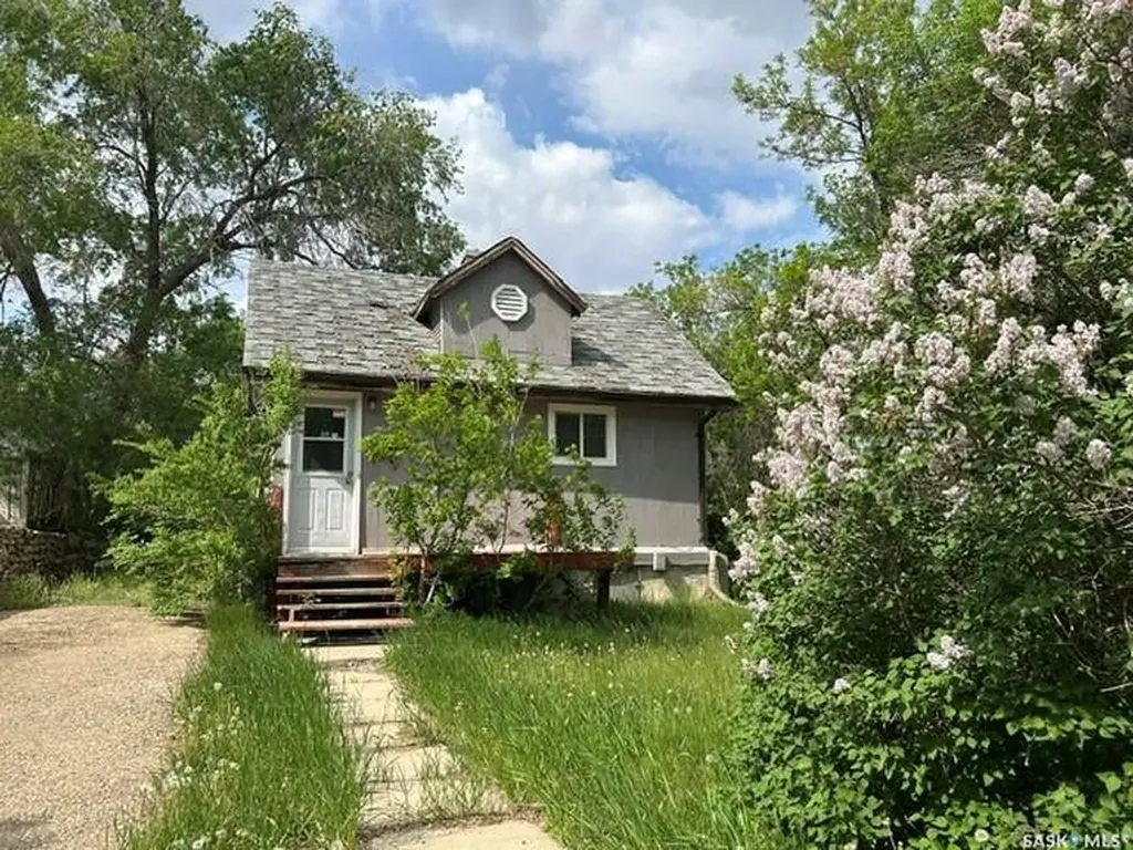 1042 Fairford Street E Moose Jaw SK S6H 0G6