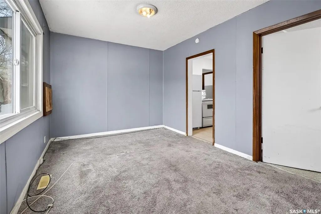 1042 Fairford Street E Moose Jaw SK S6H 0G6