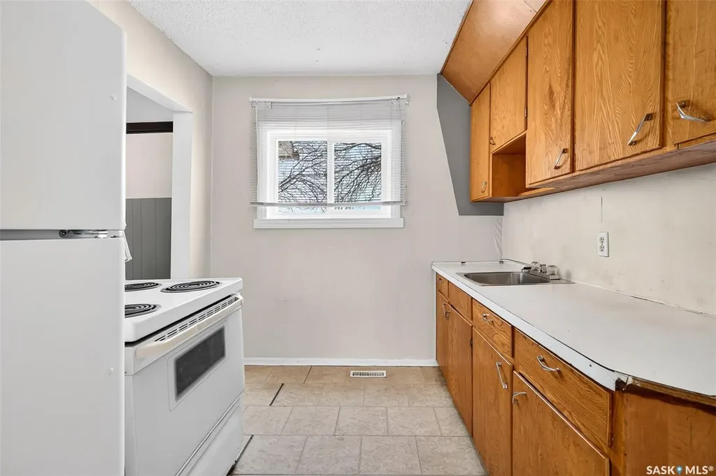 1042 Fairford Street E Moose Jaw SK S6H 0G6