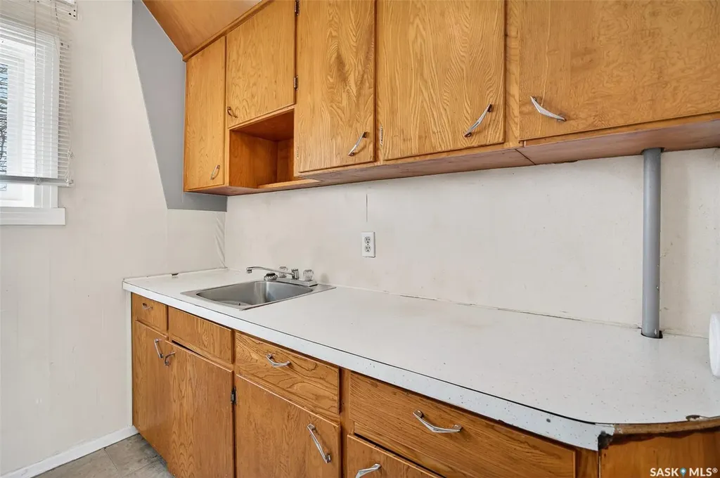 1042 Fairford Street E Moose Jaw SK S6H 0G6