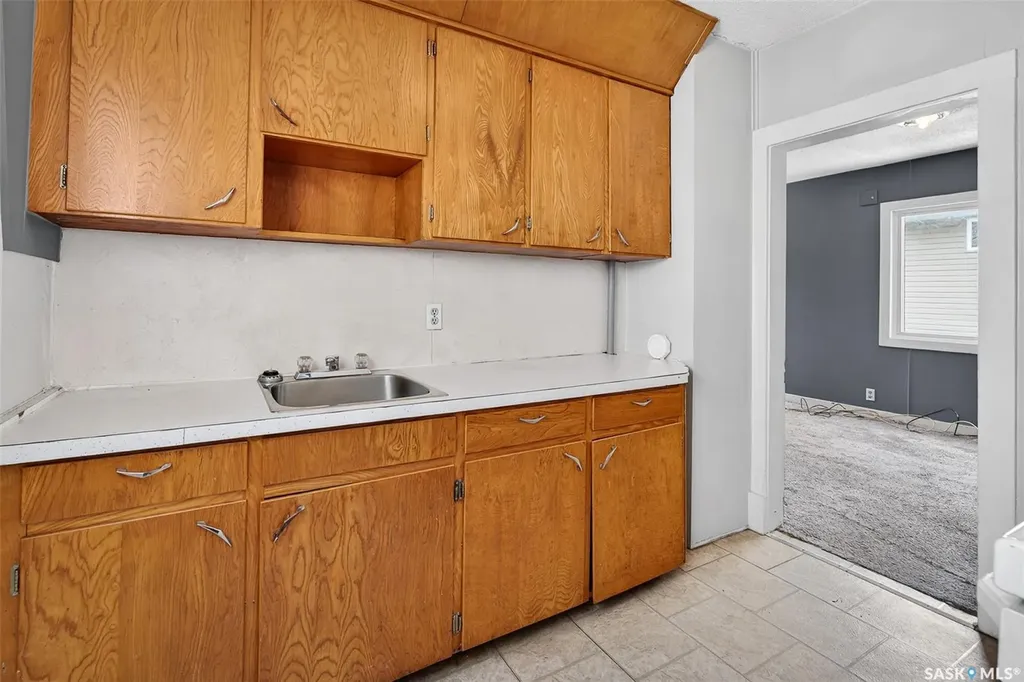 1042 Fairford Street E Moose Jaw SK S6H 0G6