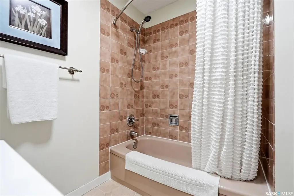 318 Nokomis Place Saskatoon SK S7K 5E2