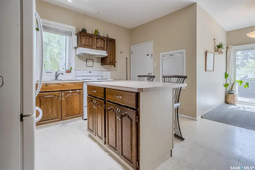 618 3rd Street E Saskatoon SK S7H 1M1