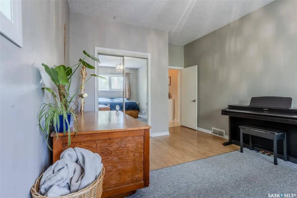 618 3rd Street E Saskatoon SK S7H 1M1