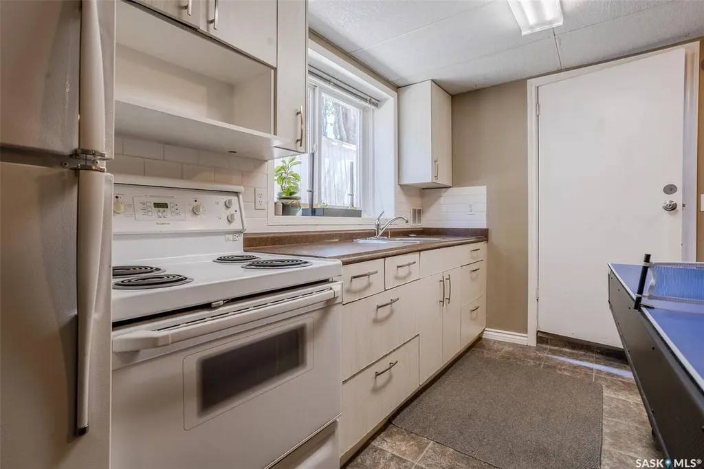 618 3rd Street E Saskatoon SK S7H 1M1
