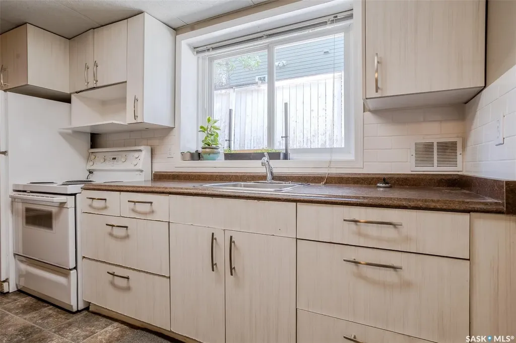 618 3rd Street E Saskatoon SK S7H 1M1