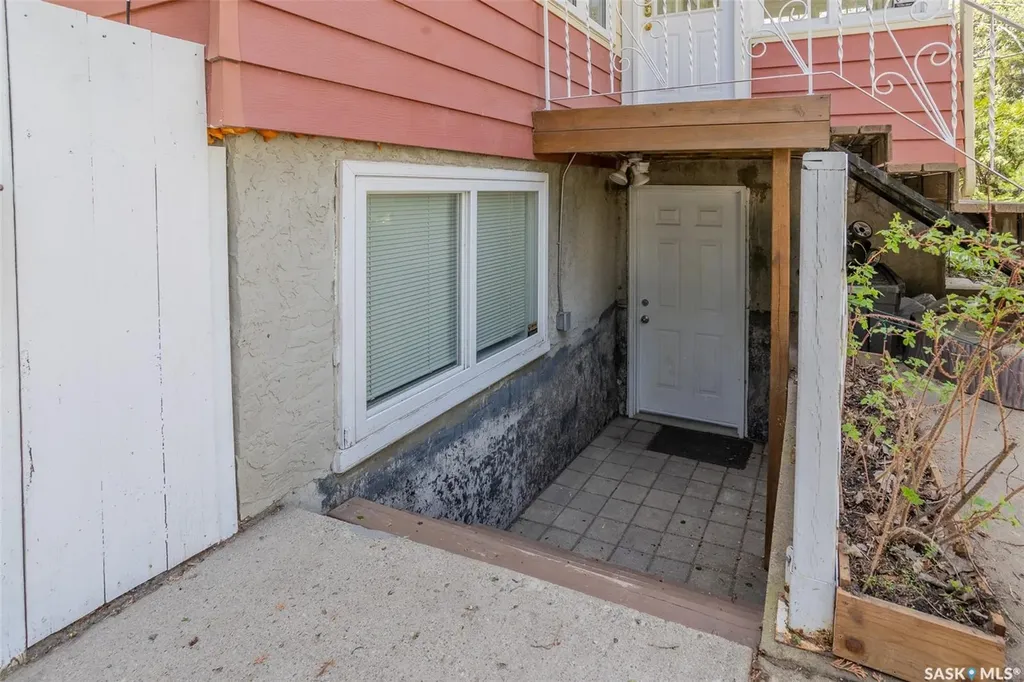618 3rd Street E Saskatoon SK S7H 1M1