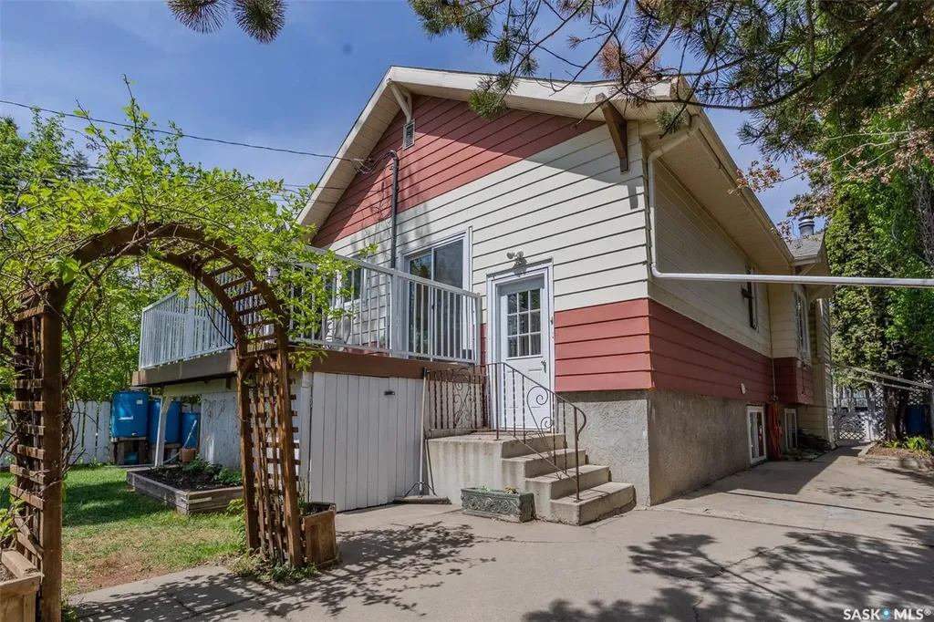 618 3rd Street E Saskatoon SK S7H 1M1
