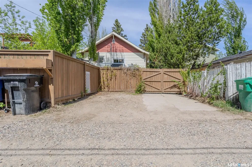618 3rd Street E Saskatoon SK S7H 1M1