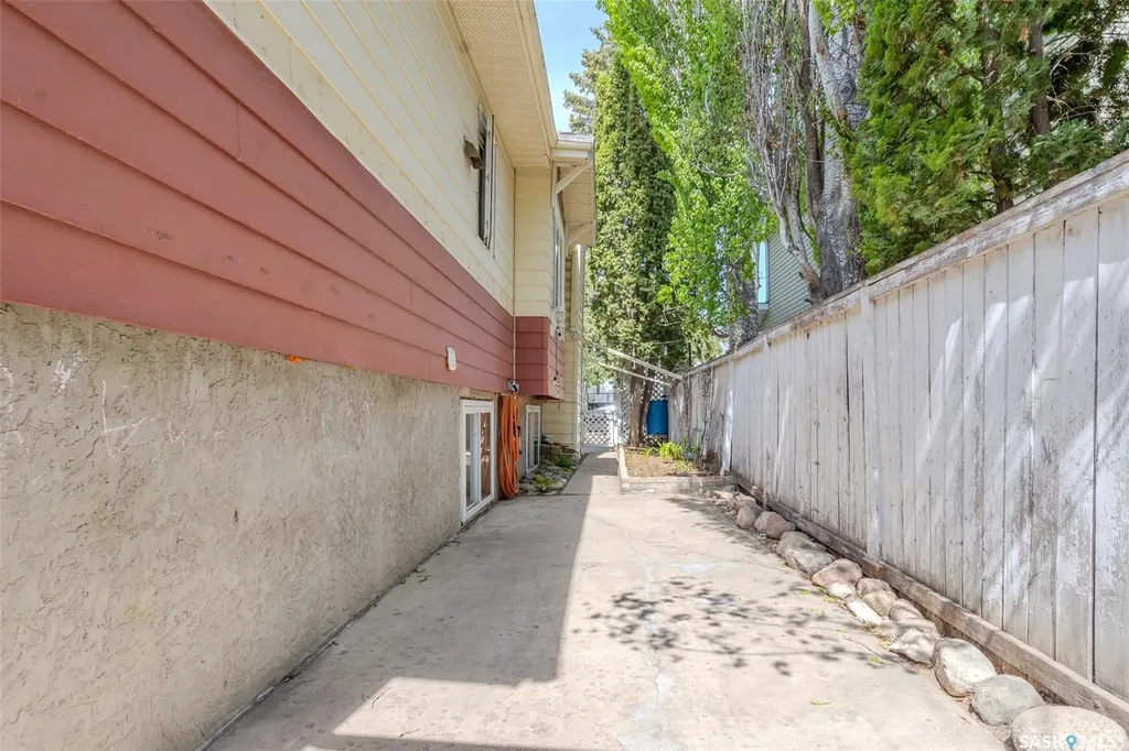 618 3rd Street E Saskatoon SK S7H 1M1