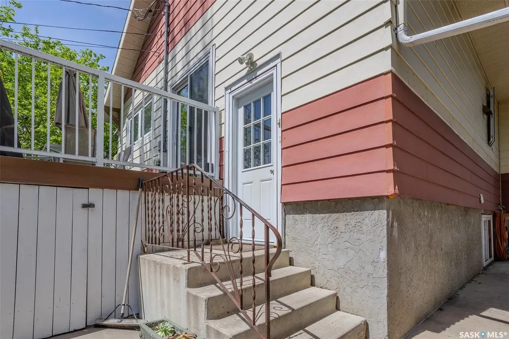 618 3rd Street E Saskatoon SK S7H 1M1