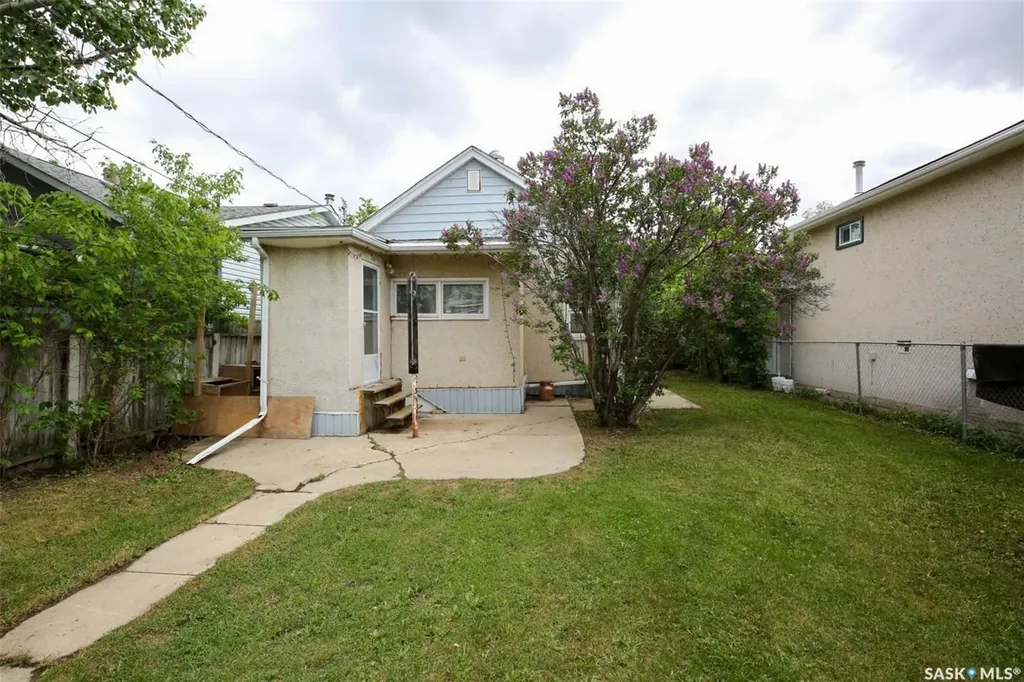2030 Queen Street Regina SK S4T 4C1