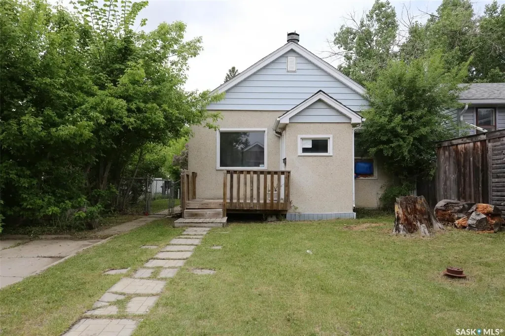 2030 Queen Street Regina SK S4T 4C1