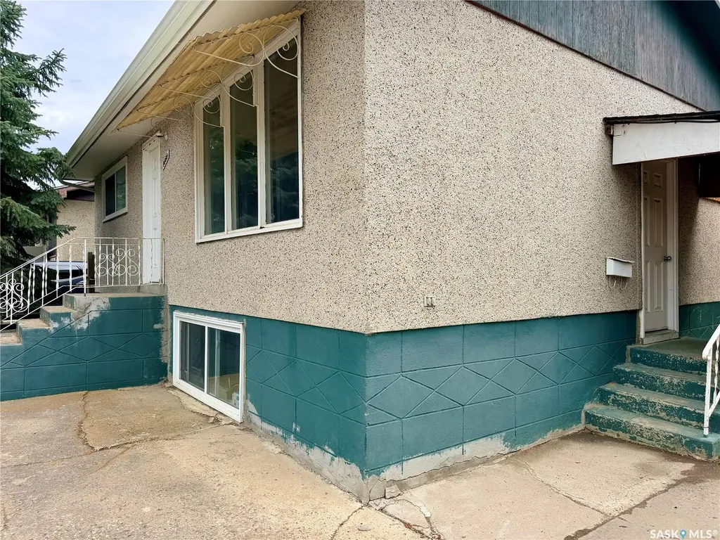 1022 110th Street North Battleford SK S9A 2H4
