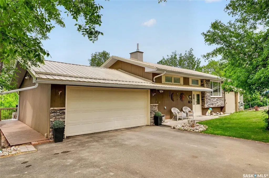 1402 6th Avenue Regina Beach SK S0G 4C0