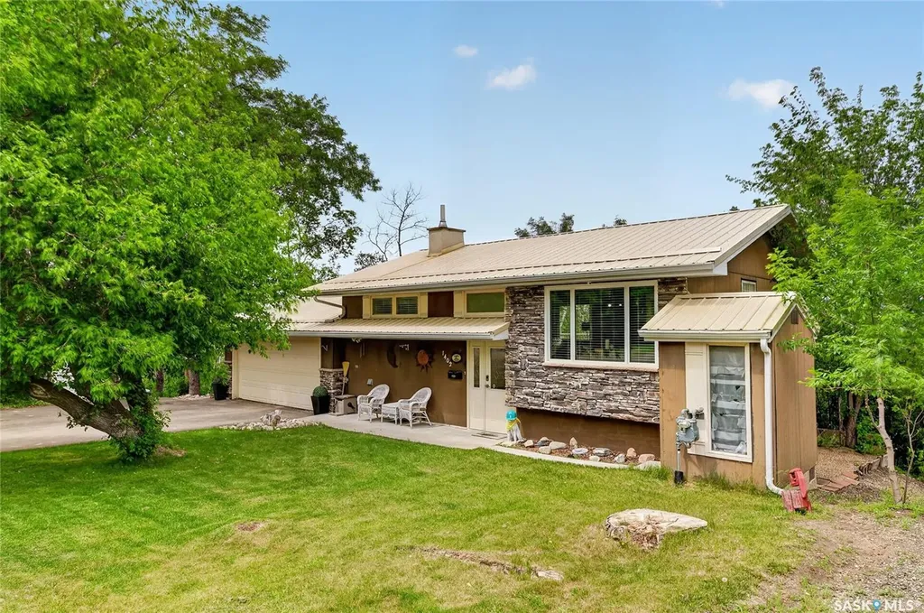 1402 6th Avenue Regina Beach SK S0G 4C0