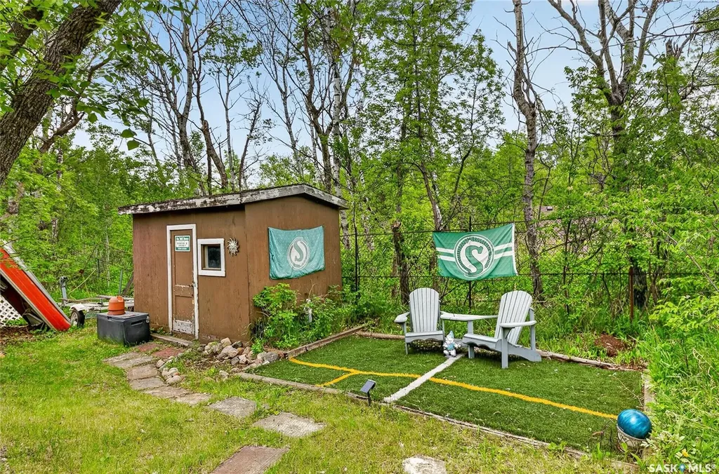 1402 6th Avenue Regina Beach SK S0G 4C0