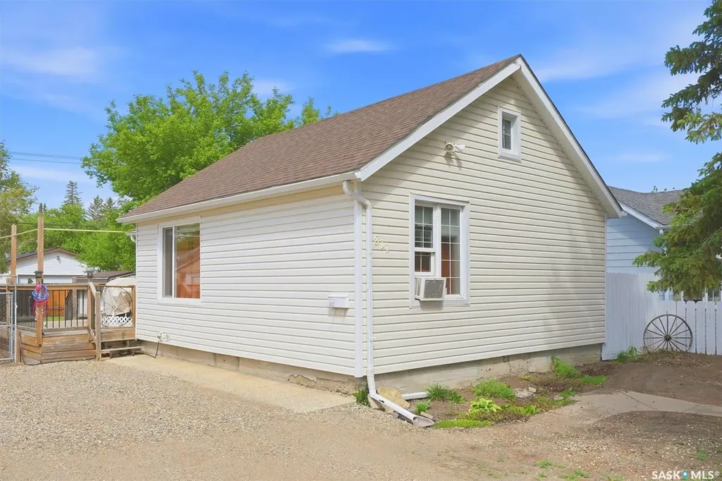 811 O Avenue S Saskatoon SK S7M 2S6