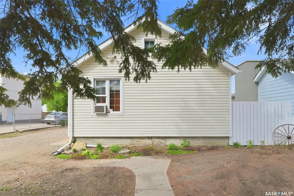811 O Avenue S Saskatoon SK S7M 2S6