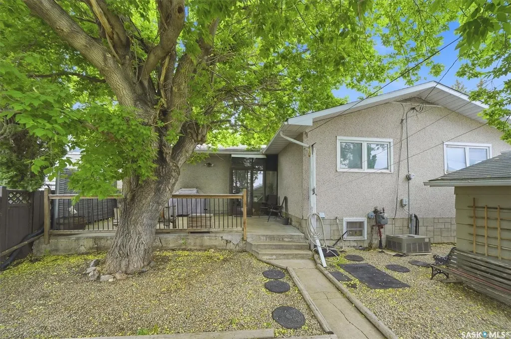 914 Trotter Crescent Saskatoon SK S7L 3R1
