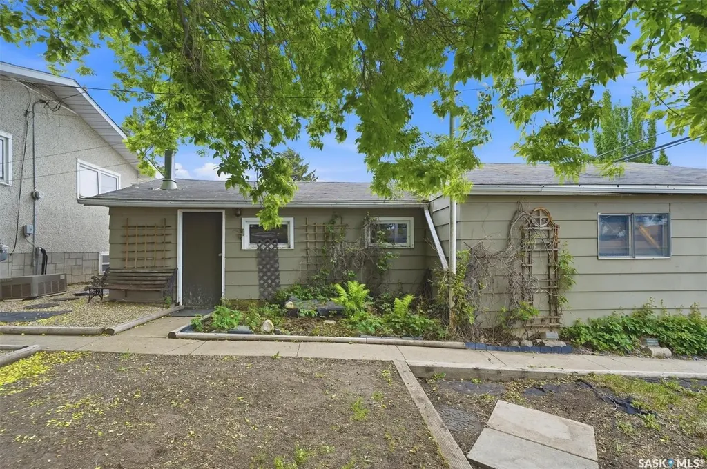 914 Trotter Crescent Saskatoon SK S7L 3R1