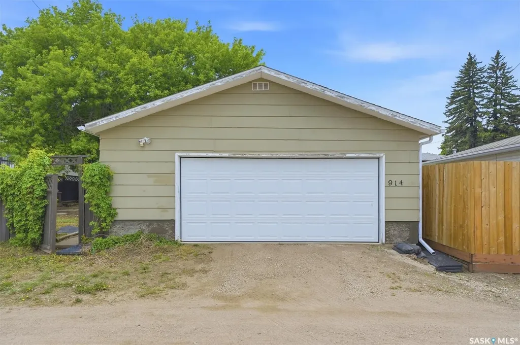 914 Trotter Crescent Saskatoon SK S7L 3R1