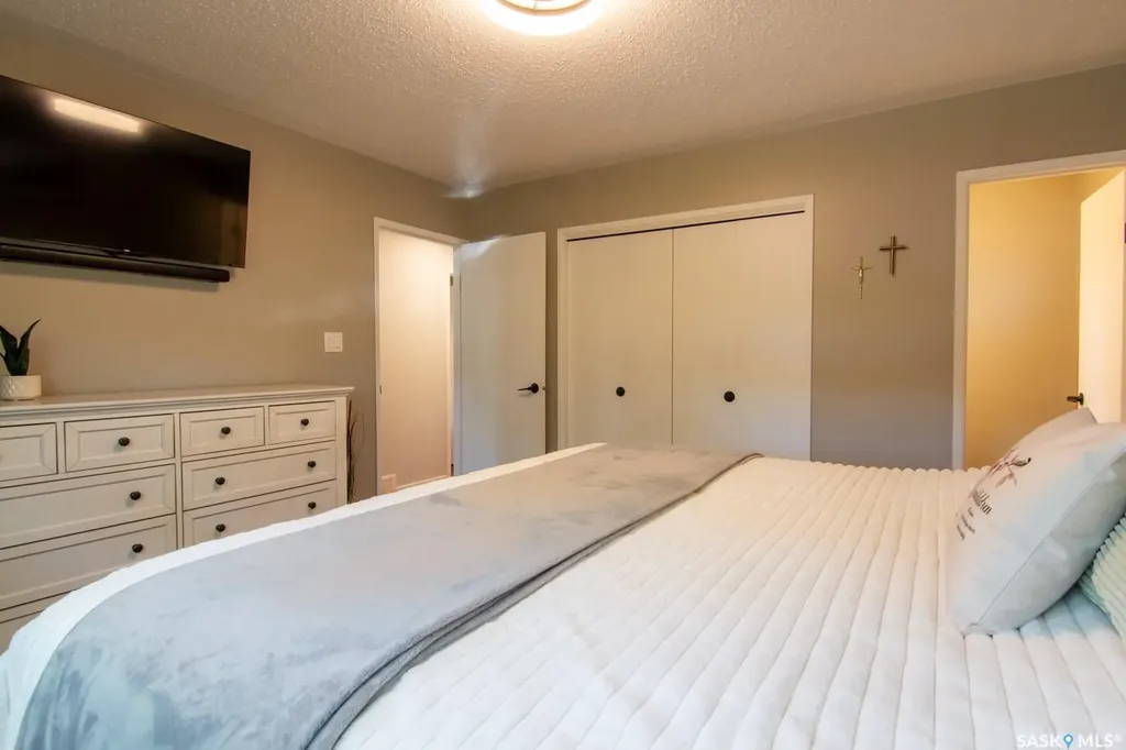 266 Albany Crescent Saskatoon SK S7K 3X8