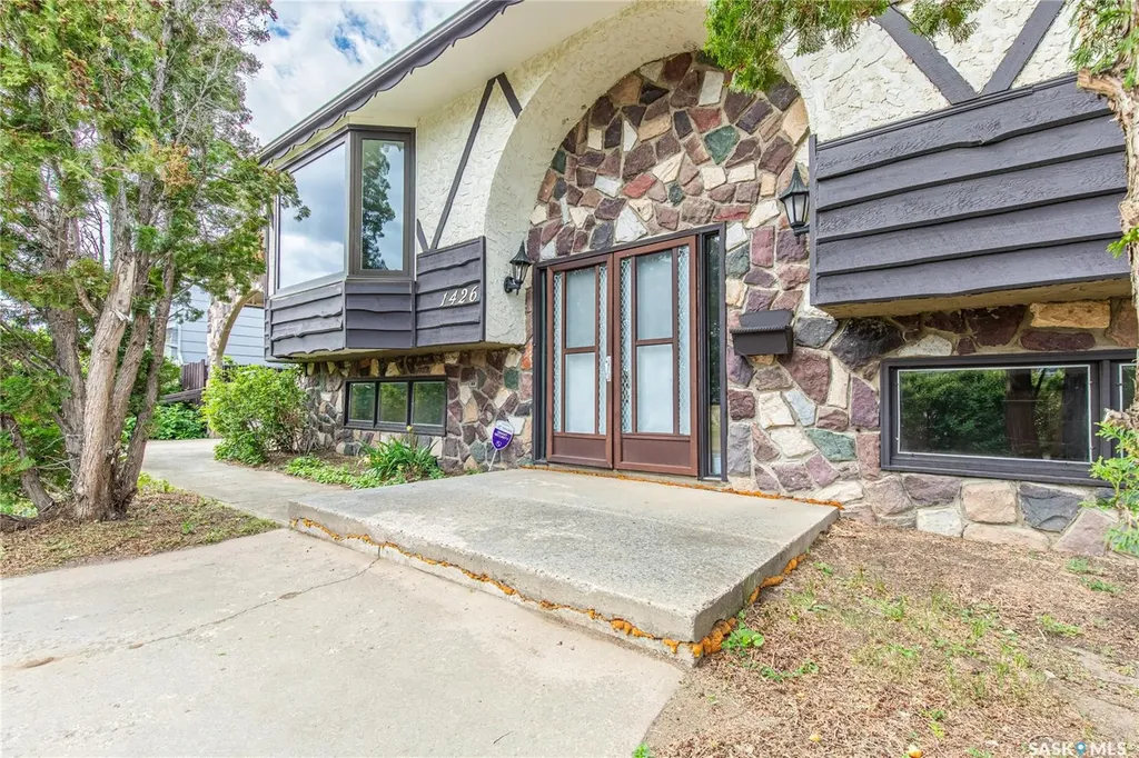 1426 Spadina Street Moose Jaw SK S6H 7C9