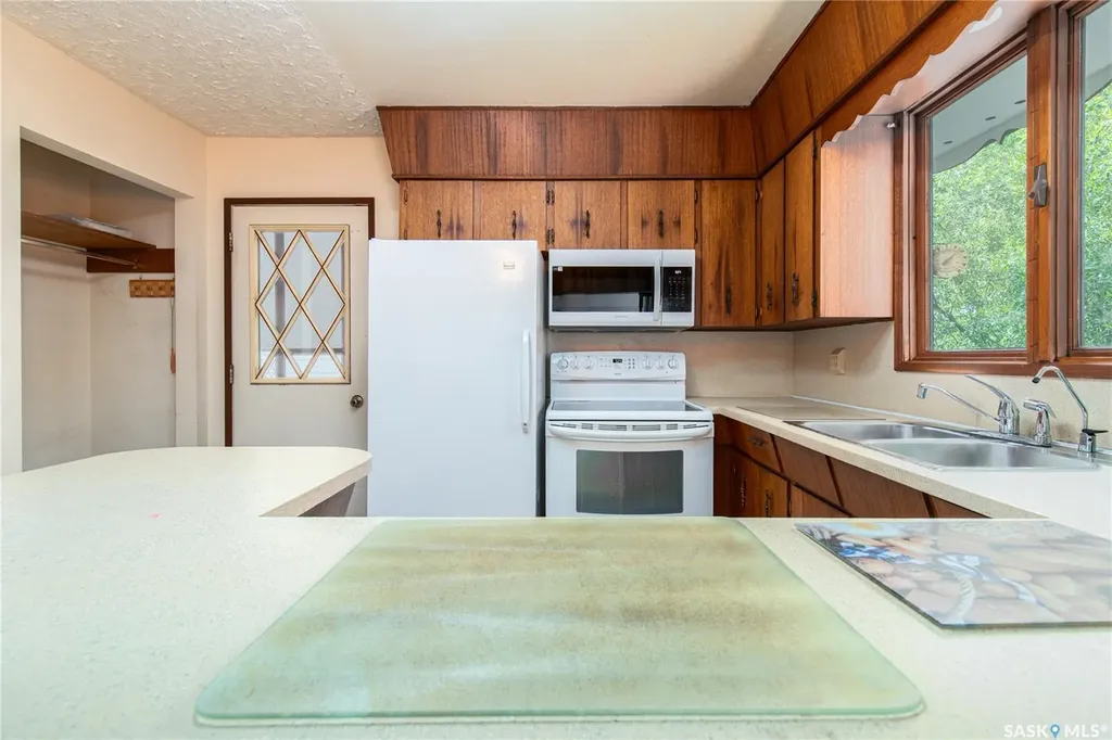 1426 Spadina Street Moose Jaw SK S6H 7C9
