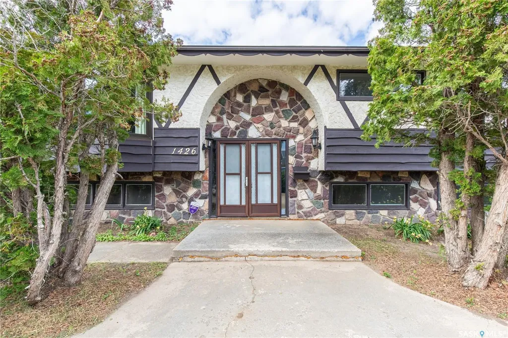 1426 Spadina Street Moose Jaw SK S6H 7C9
